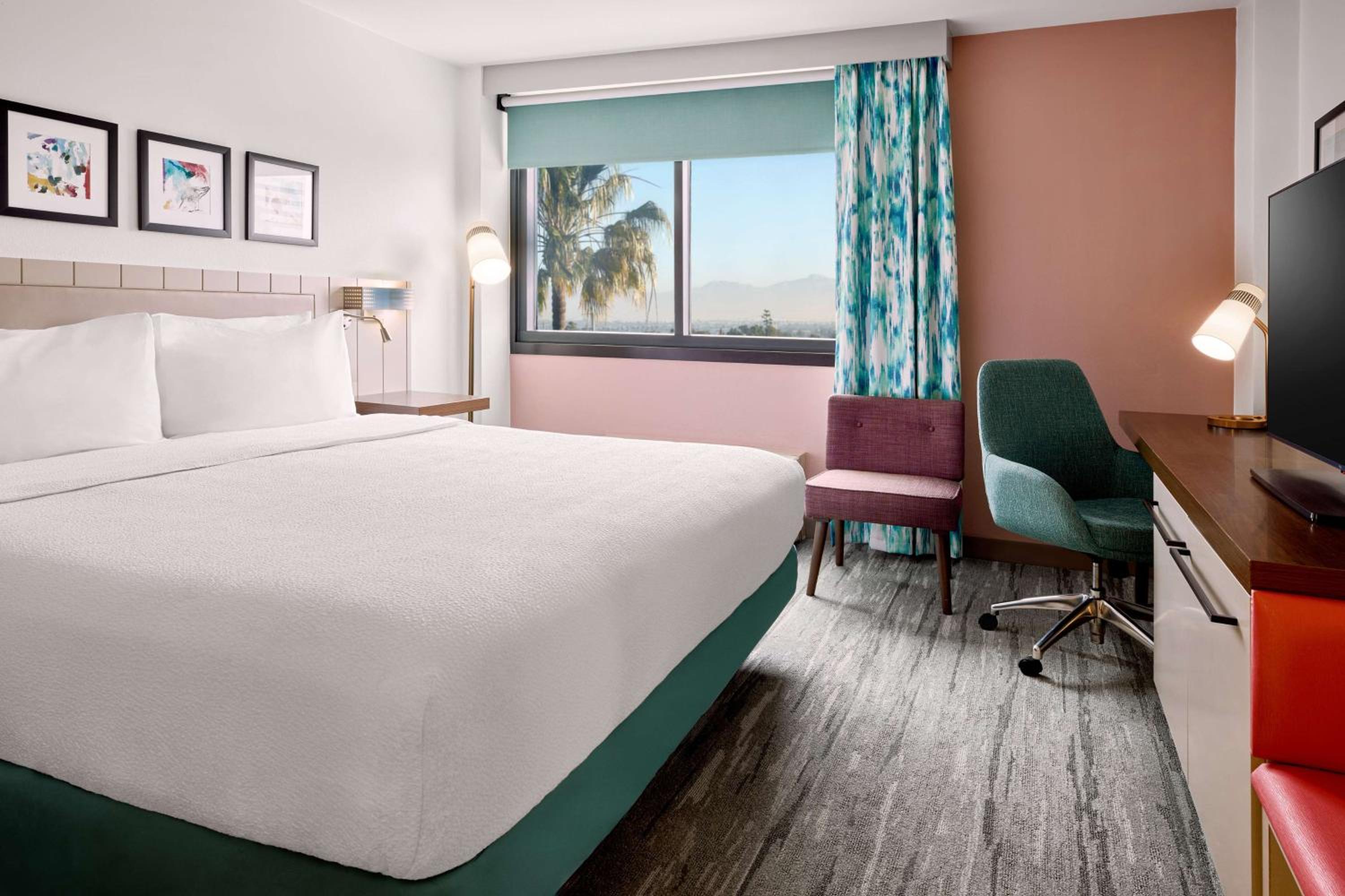 ROOM, KING BED, HIGH FLOOR, ACCESSIBLE