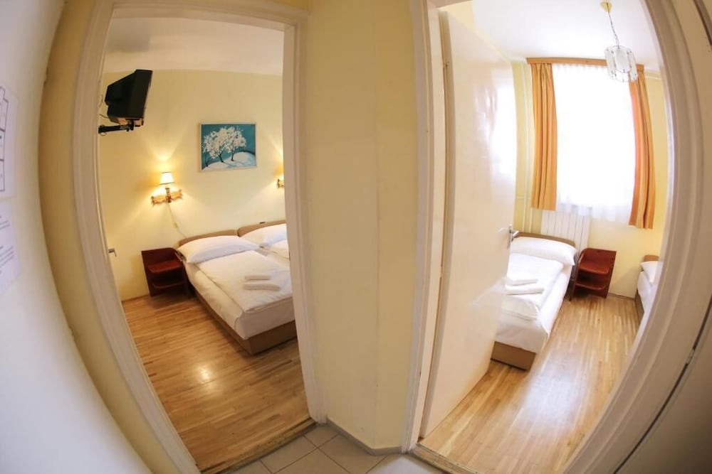 BARA HOTEL 28/50