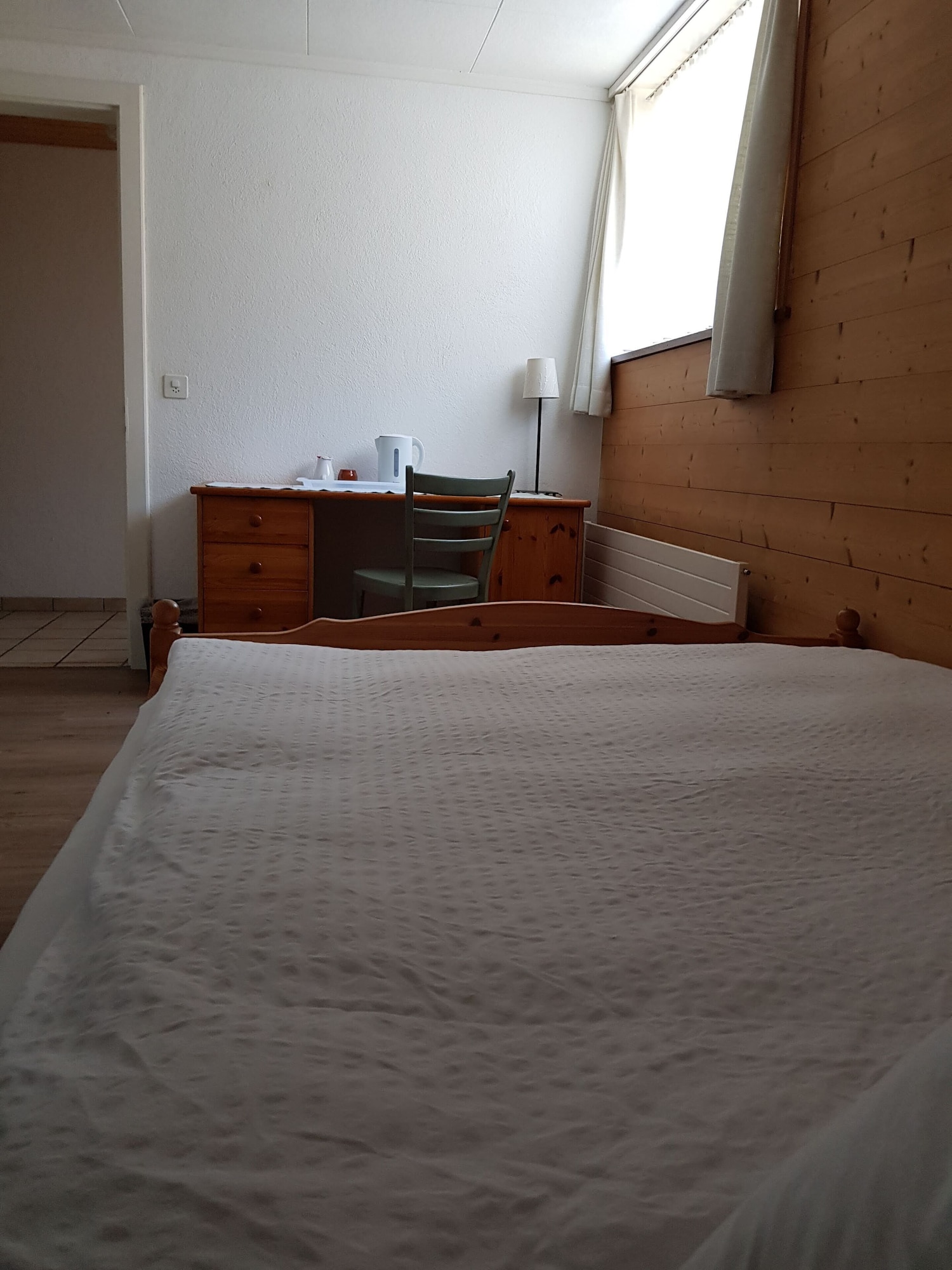 ROOM, SINGLE
