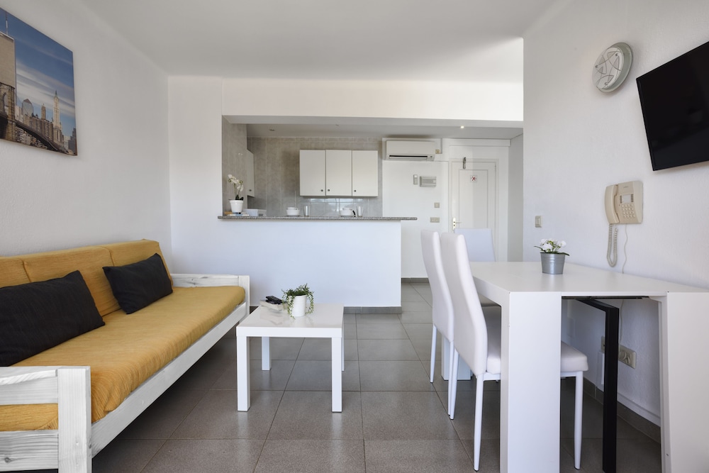 Martinez Apartments 24/62