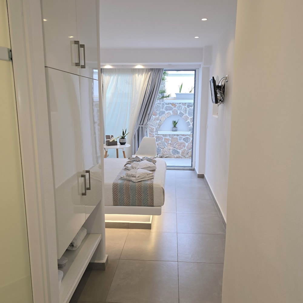 Merovigliosso Studios And Apts 14/50