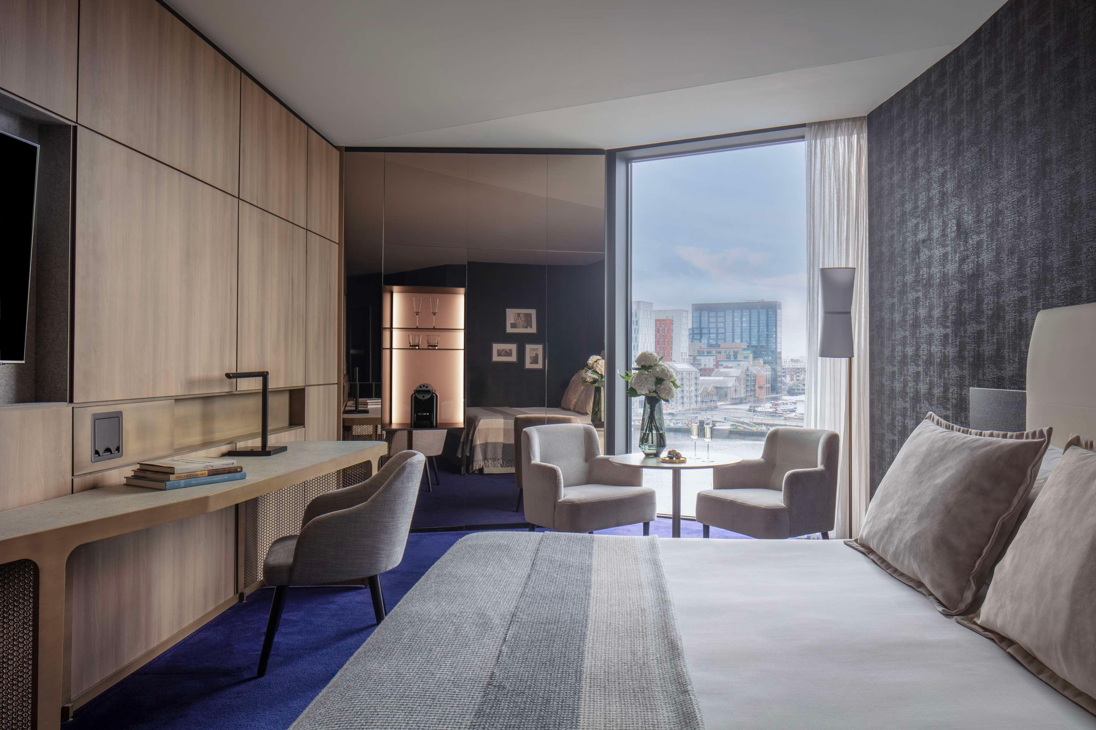 غرفة بريميوم مع سرير إضافي بإطلالة، Anantara The Marker Dublin Hotel 2/7