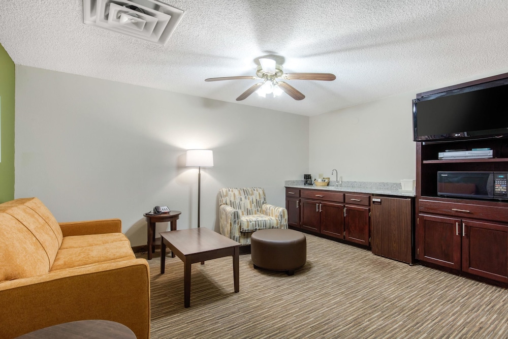 Quality Inn & Suites Mountain Home North 24/34