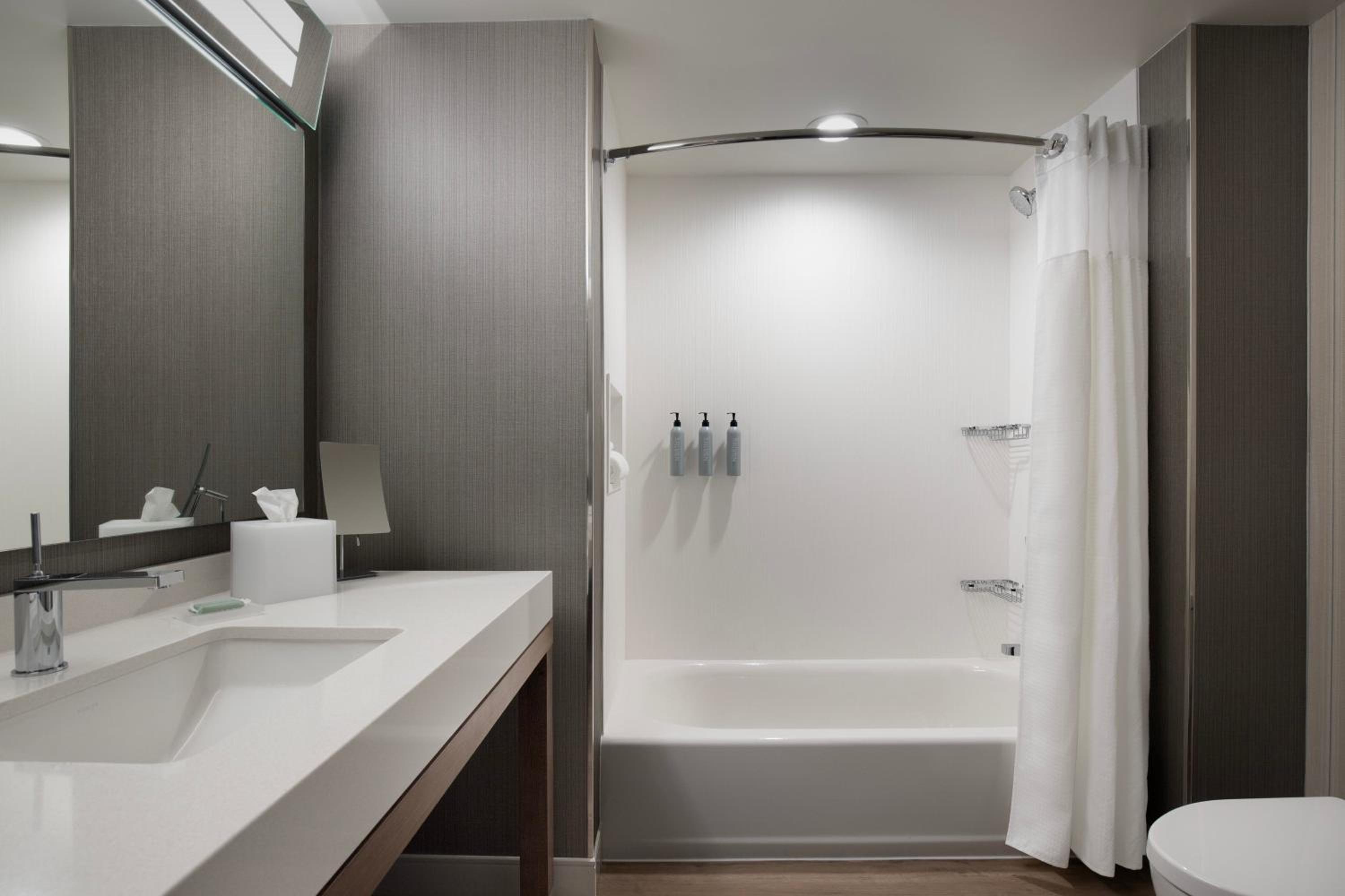 غرفة قياسية بسريرين كوين بإطلالة على المدينة، Courtyard By Marriott Nanaimo 6/10
