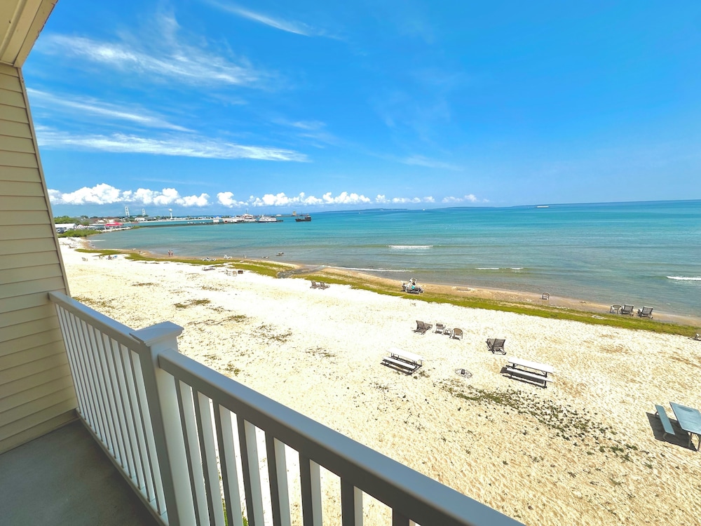 Mackinaw Beach & Bay Inn & Suites 47/51