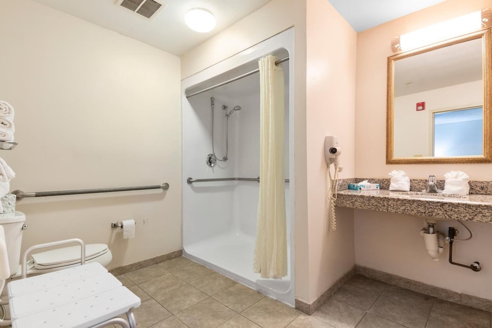 Sleep Inn & Suites Newport News City Center Area 8/41