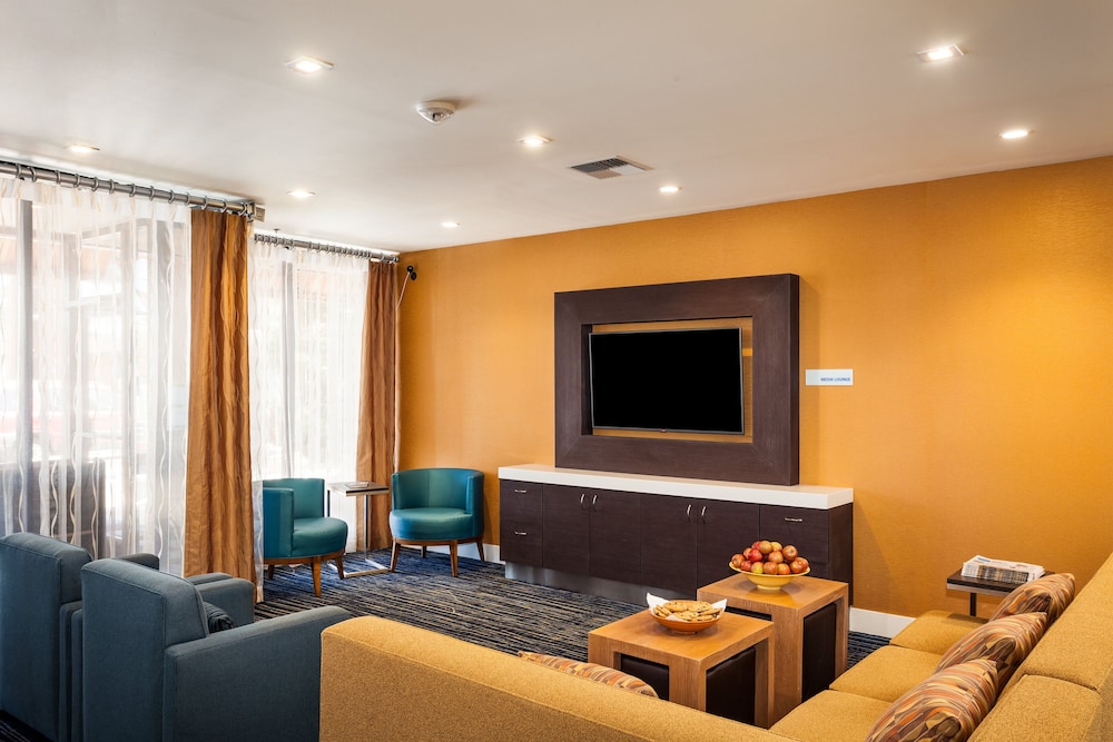 Holiday Inn Express At Monterey Bay 37/50