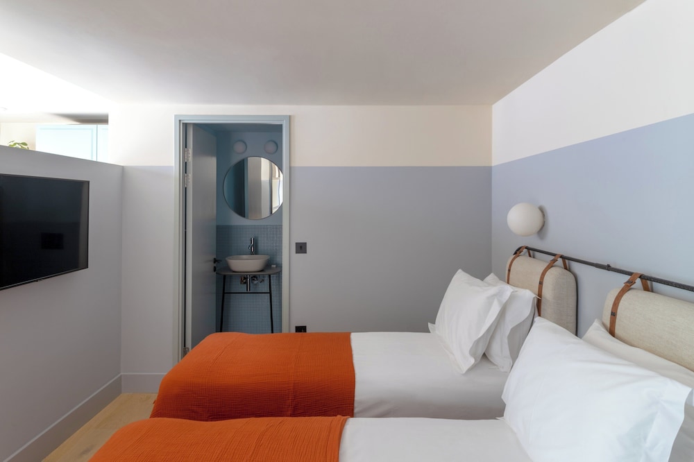 STUDIO, TWIN BEDS