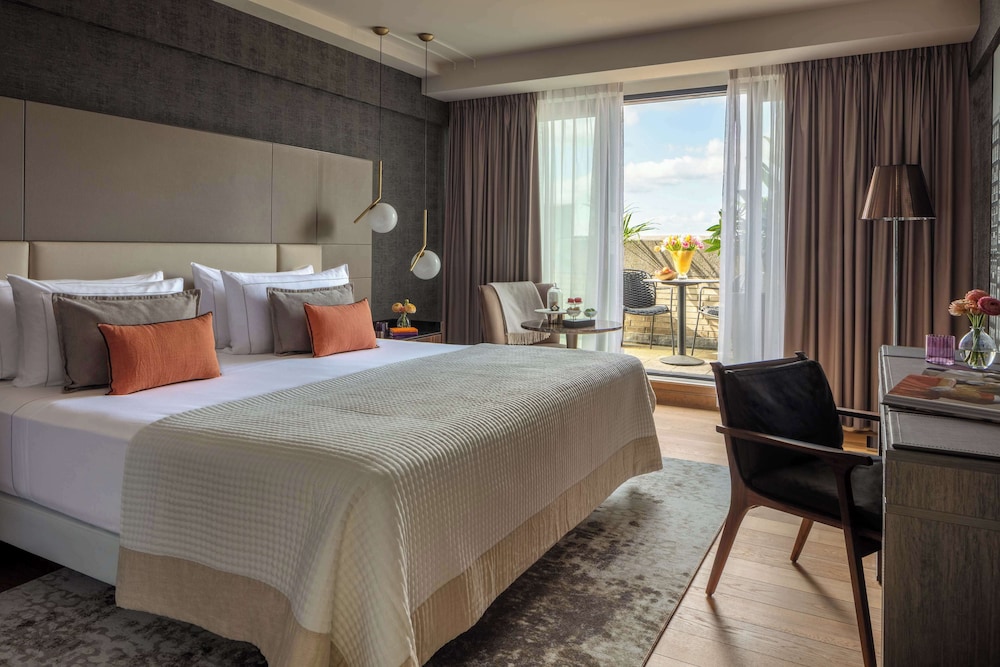 Suite, Dam View