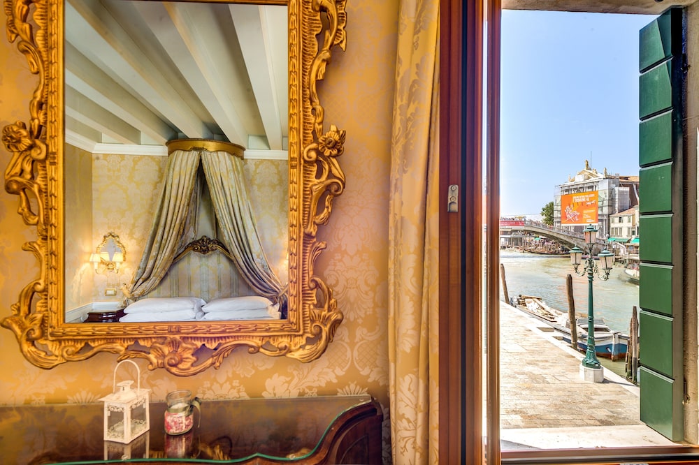 Canal Grande Hotel 11/36