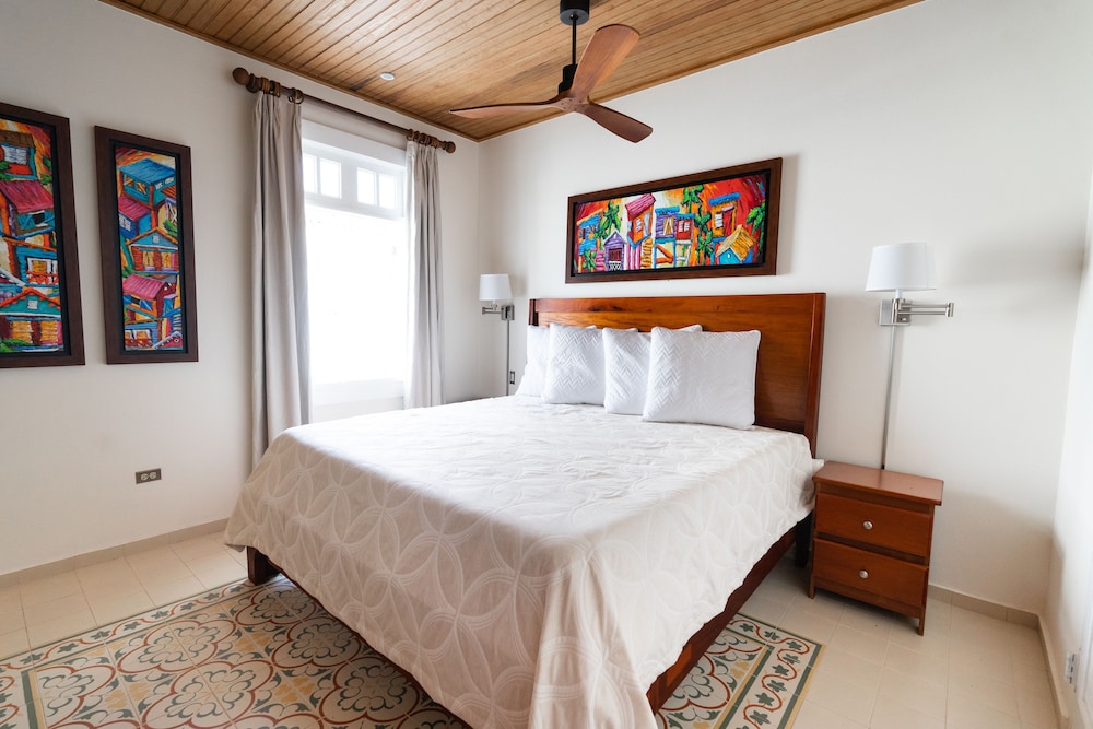 DELUXE, KING BED