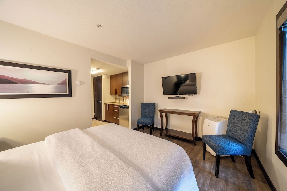 Sunrise Ridge Waterfront Resort 33/82