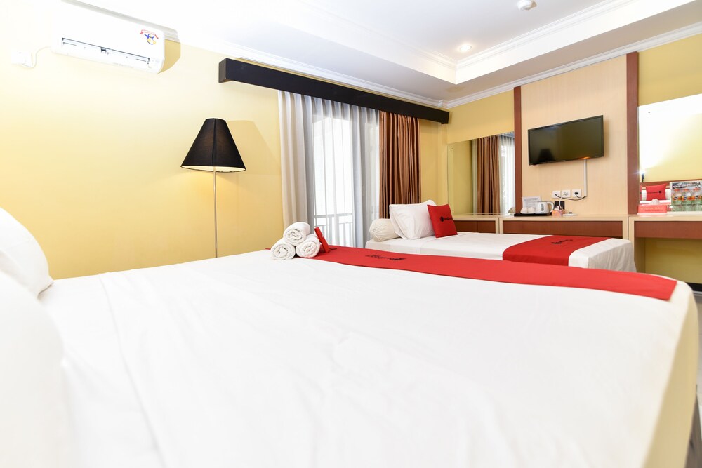Reddoorz Plus Near Mall Bali Galeria 2 18/35