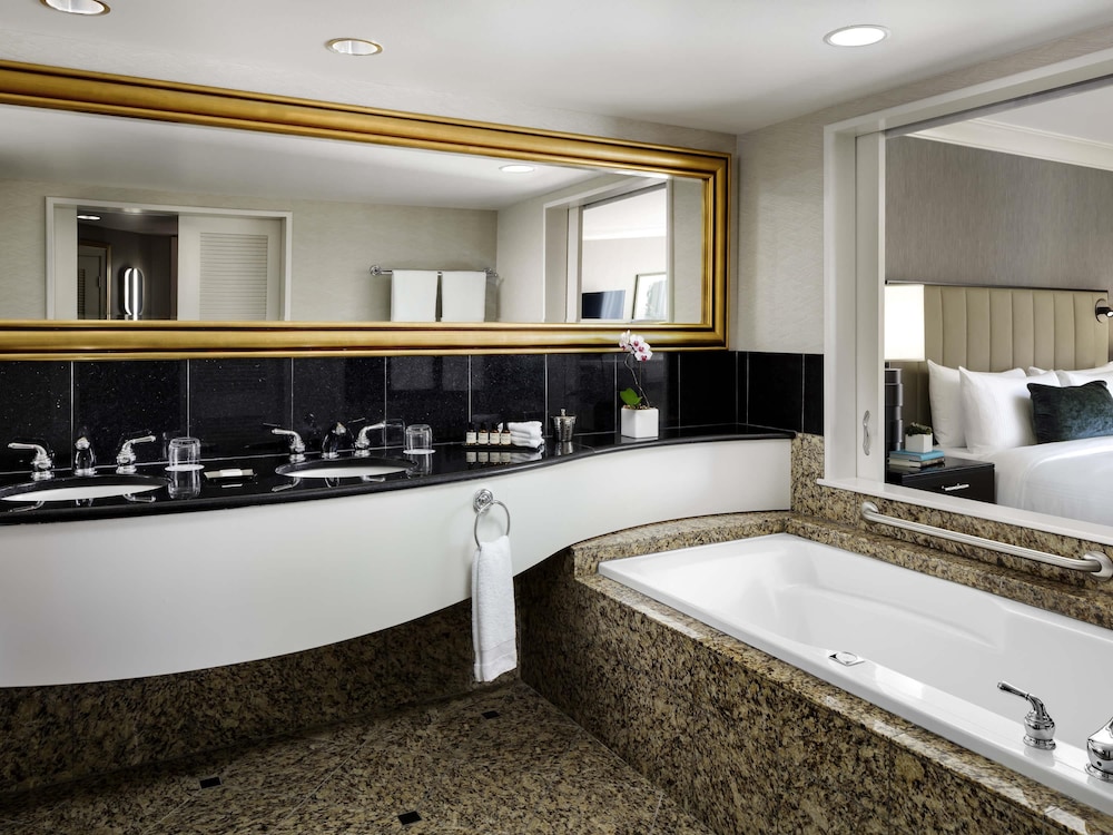 Fairmont Vancouver Airport 75/77