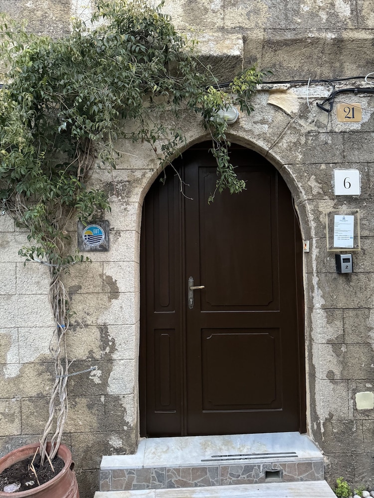 Eleni Rooms 20/40