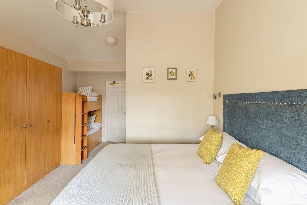 غرفة عائلية بسرير كينج مع أريكة، Bartley Lodge Hotel 2/10