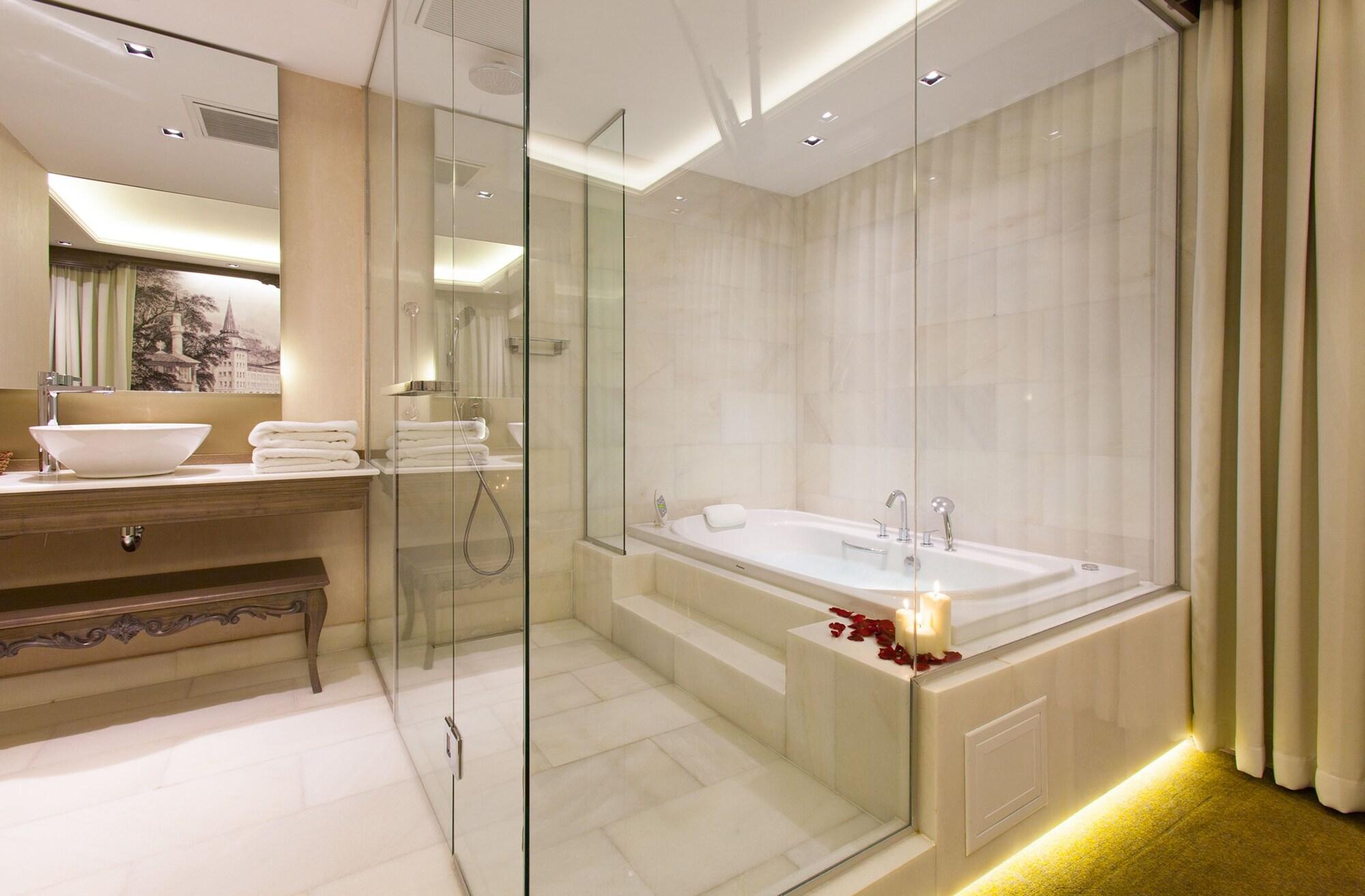 غرفة سوبيريور بسرير مزدوج بشرفة بجاكوزي، AHC Ayasofya Hotel (Special Class) 3/4