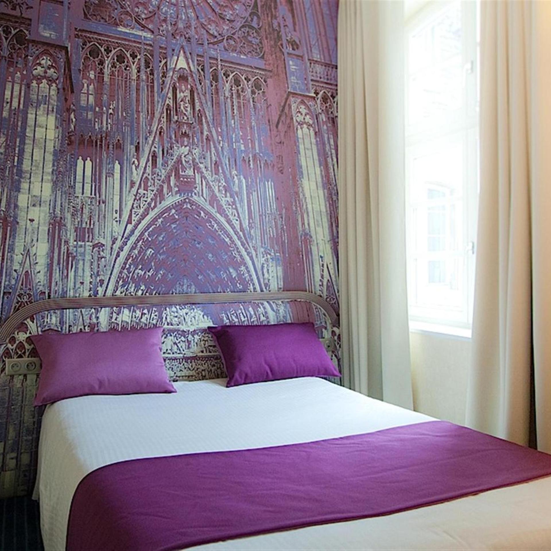 غرفة مريحة بسرير مزدوج