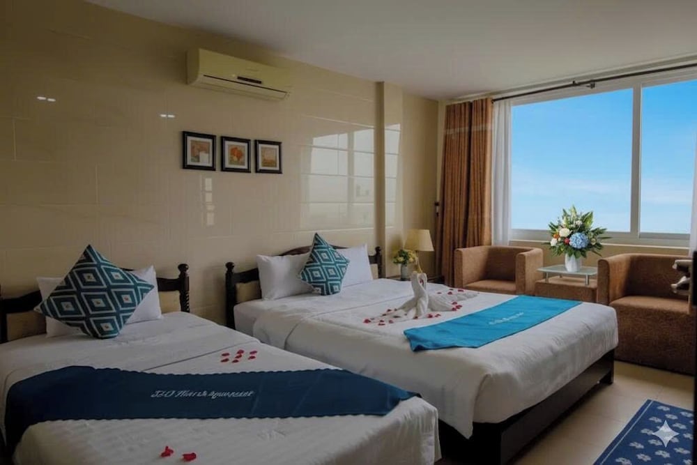 DELUXE, DOUBLE OR TWIN BED