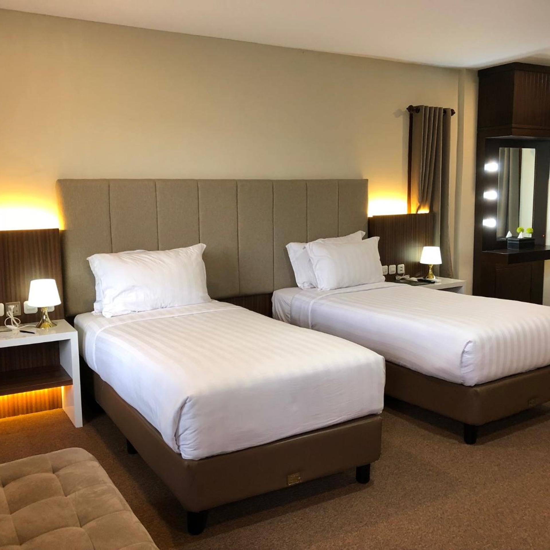 Garden, Twin Beds, Rice Field View 4/10