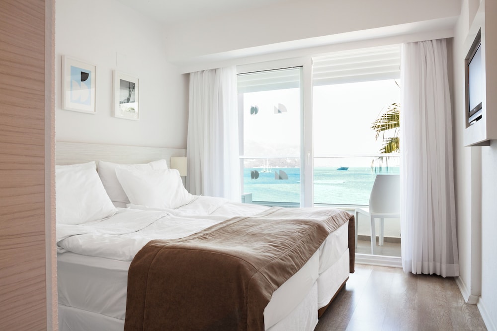 The Beachfront Hotel - Adults Only +16 9/49