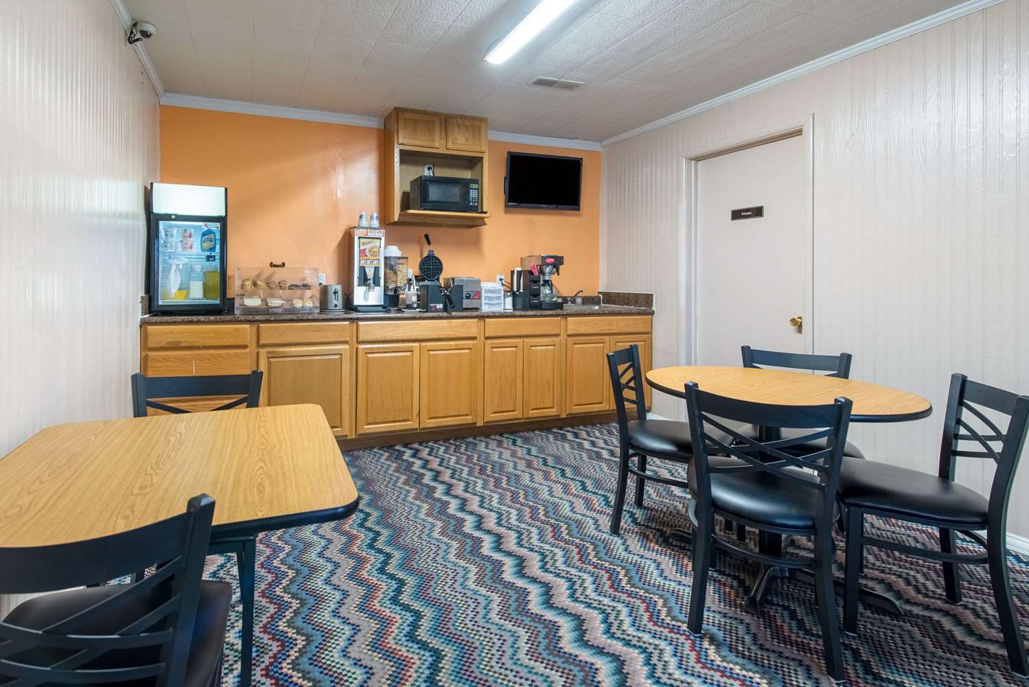 Highway Inn 29/33