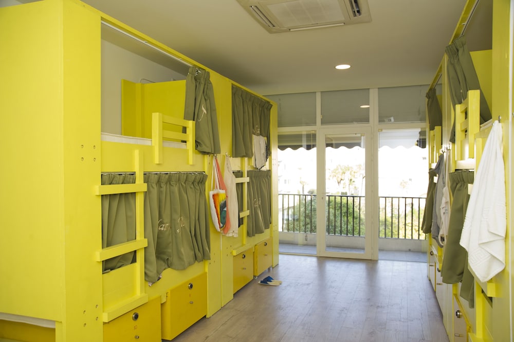 FEMALE DORM, FEMALE ONLY, SHARED BATHROOM