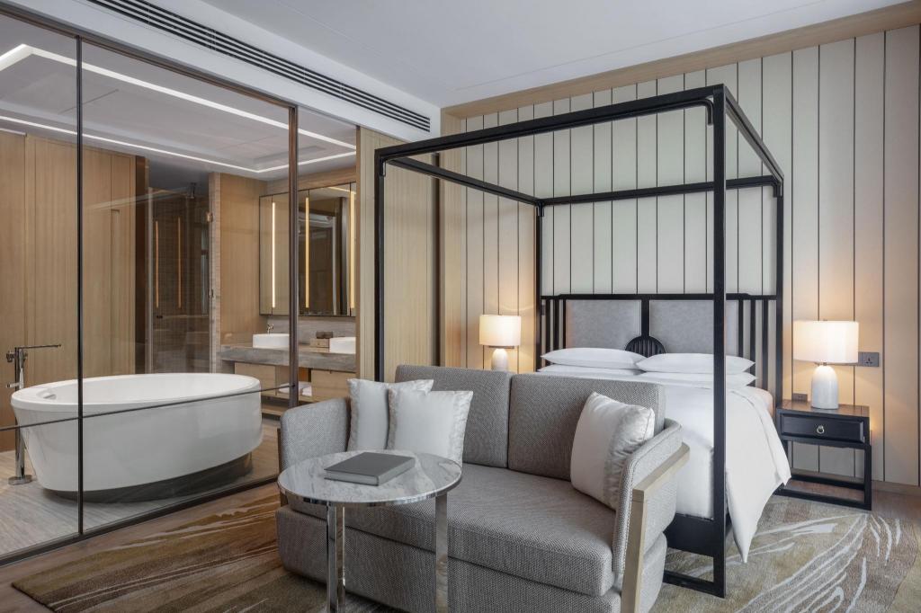 1 Bedroom, Vice President, Suite, King Bed, Club Lounge Access