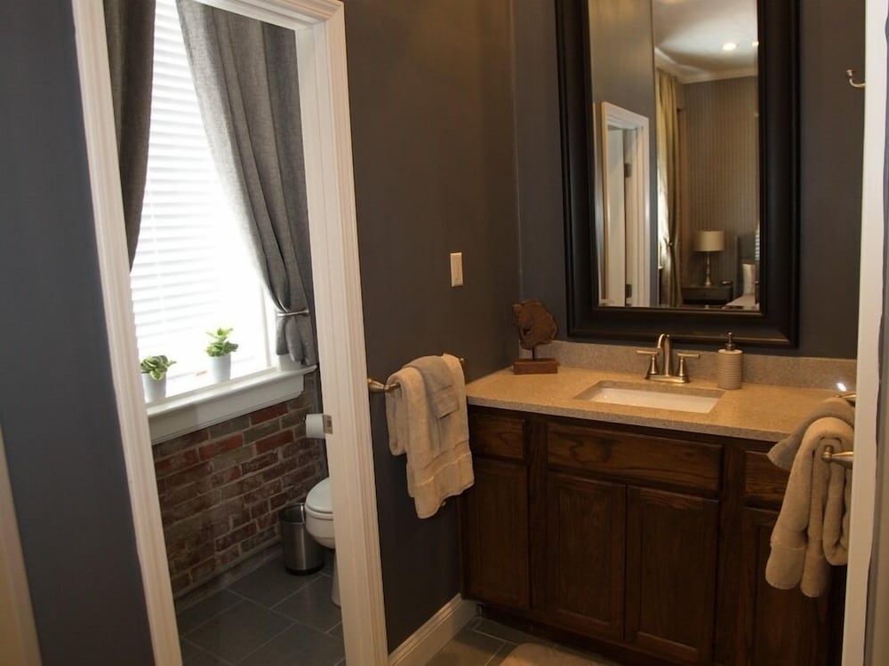Hamilton House Inn 25/28