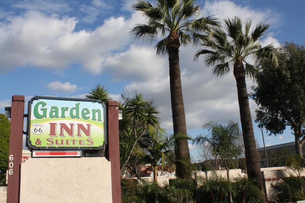 Garden Inn Suites 3/55