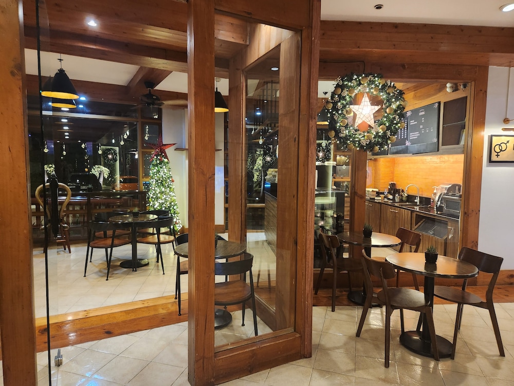 The Forest Lodge At Camp John Hay 53/75