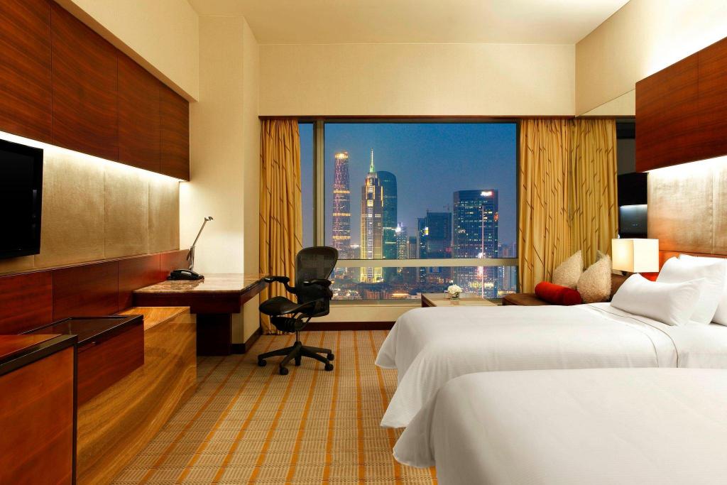 غرفة بسريرين منفصلين بإطلالة على المدينة مع دخول صالة النادي، The Westin Guangzhou 2/4