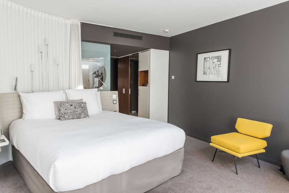 CONNECTING, DELUXE, FAMILY, 2 KING BEDS, POOL VIEW