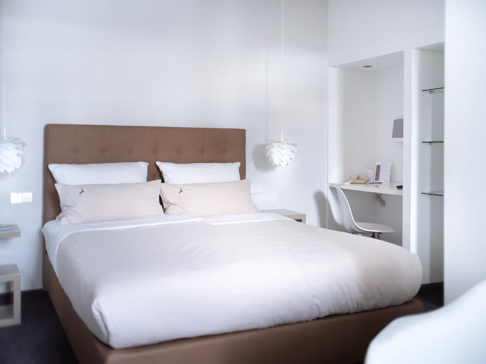 Economy, Queen Bed