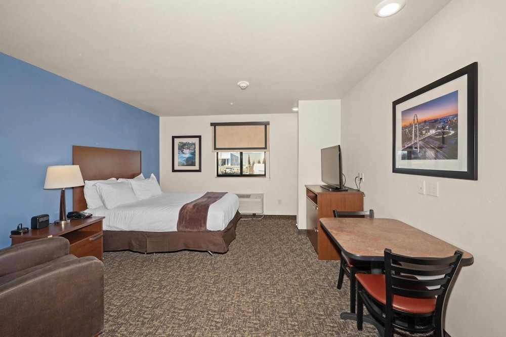 غرفة بسرير كوين لذوي الإعاقة، MainStay Suites Spokane Valley, WA 3/8