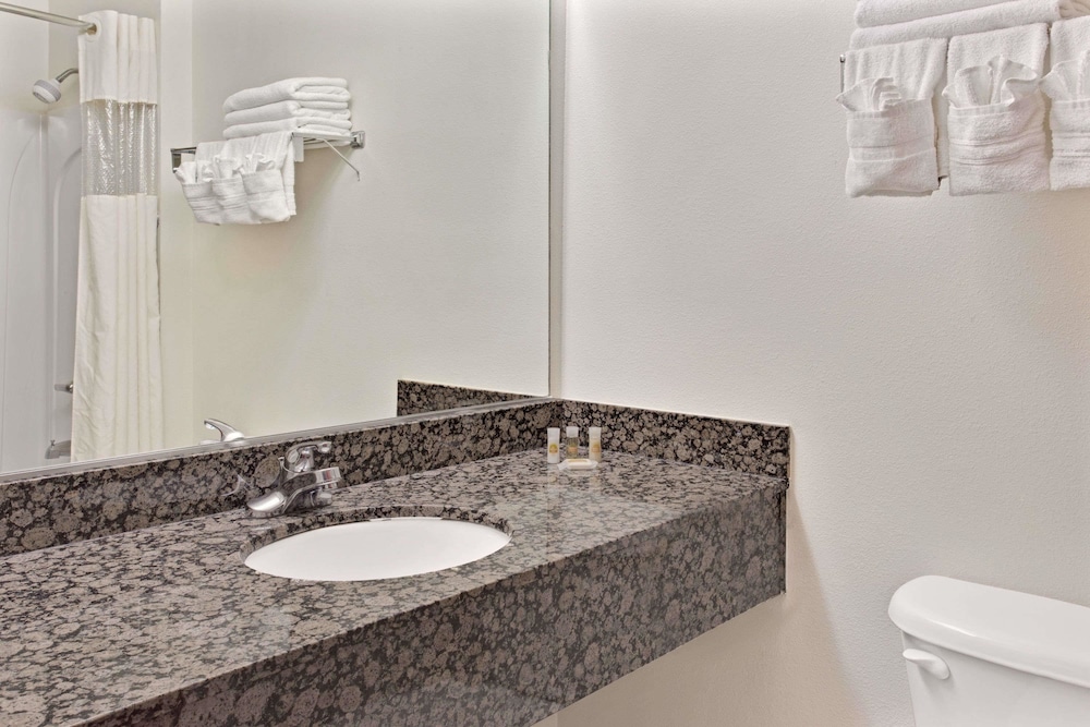Days Inn & Suites by Wyndham Laurel Near Fort Meade 7/37