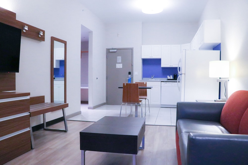 Days Inn Suites By Wyndham Fort Myers Near Jetblue Park 30/43