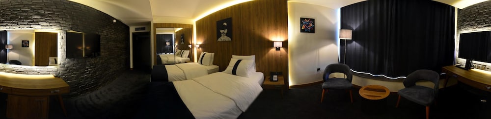Monarch Hotel Amman 32/33
