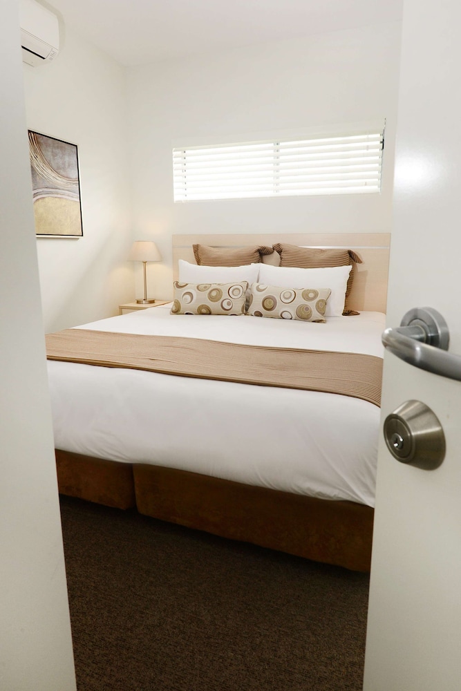 Oaks Middlemount Suites 26/53