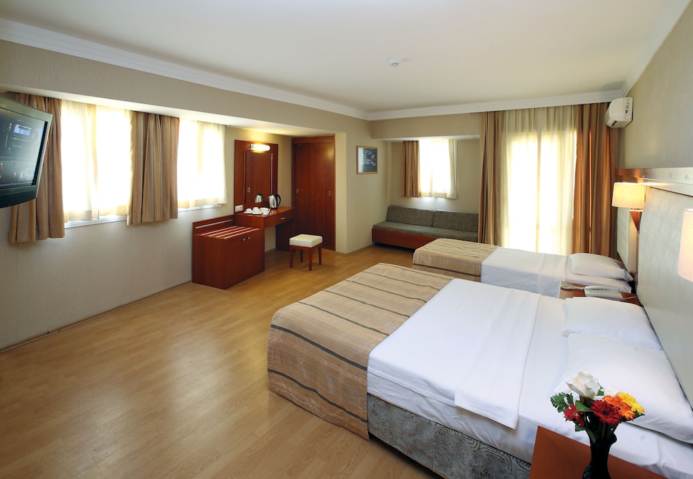 Julian Club Hotel 18/64