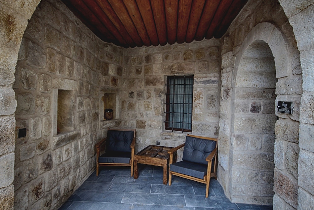 1811 Cave Hotel 29/50