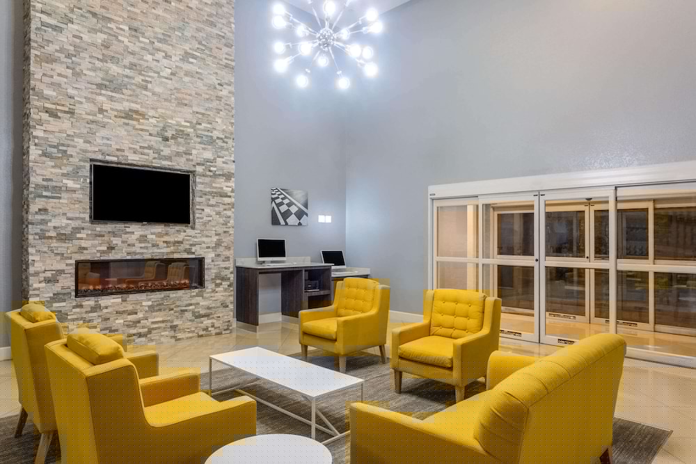 La Quinta Inn & Suites by Wyndham Sebring 37/56