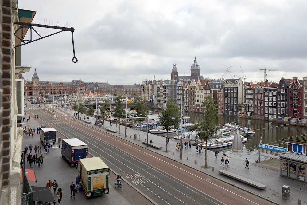 Damrak Short Stay Amsterdam 32/35