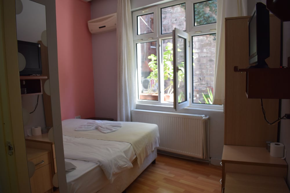 STANDARD, QUEEN BED, CITY VIEW
