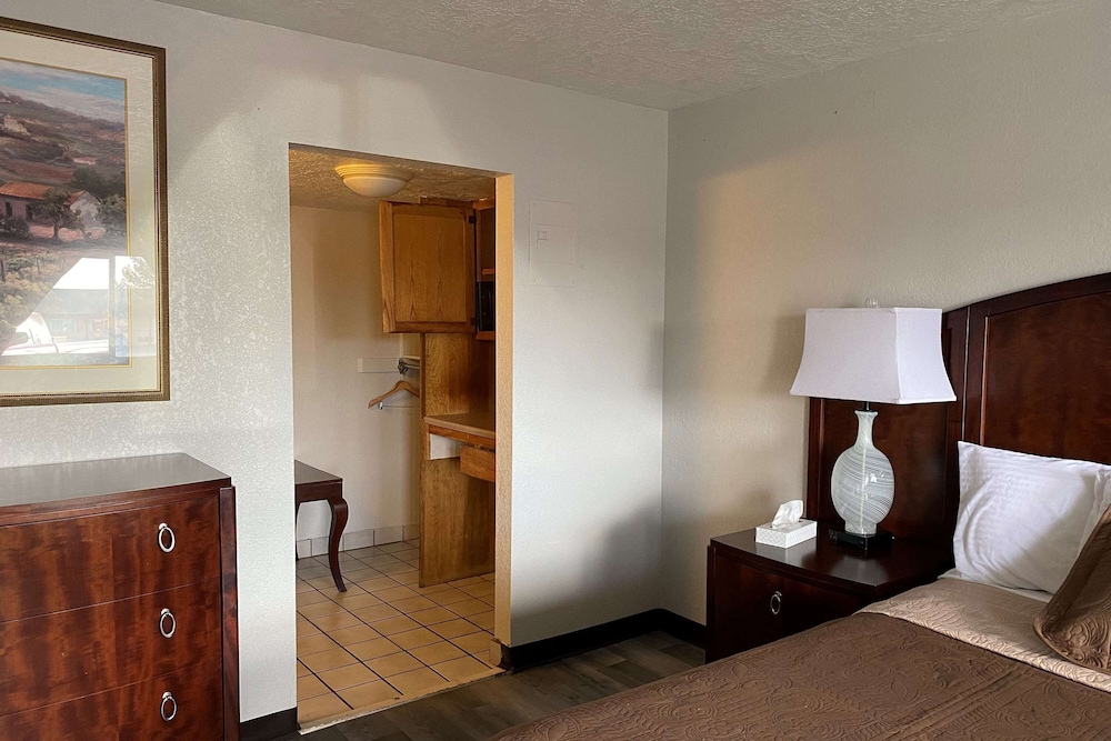 Travelodge by Wyndham Farmington Hwy 64 32/70