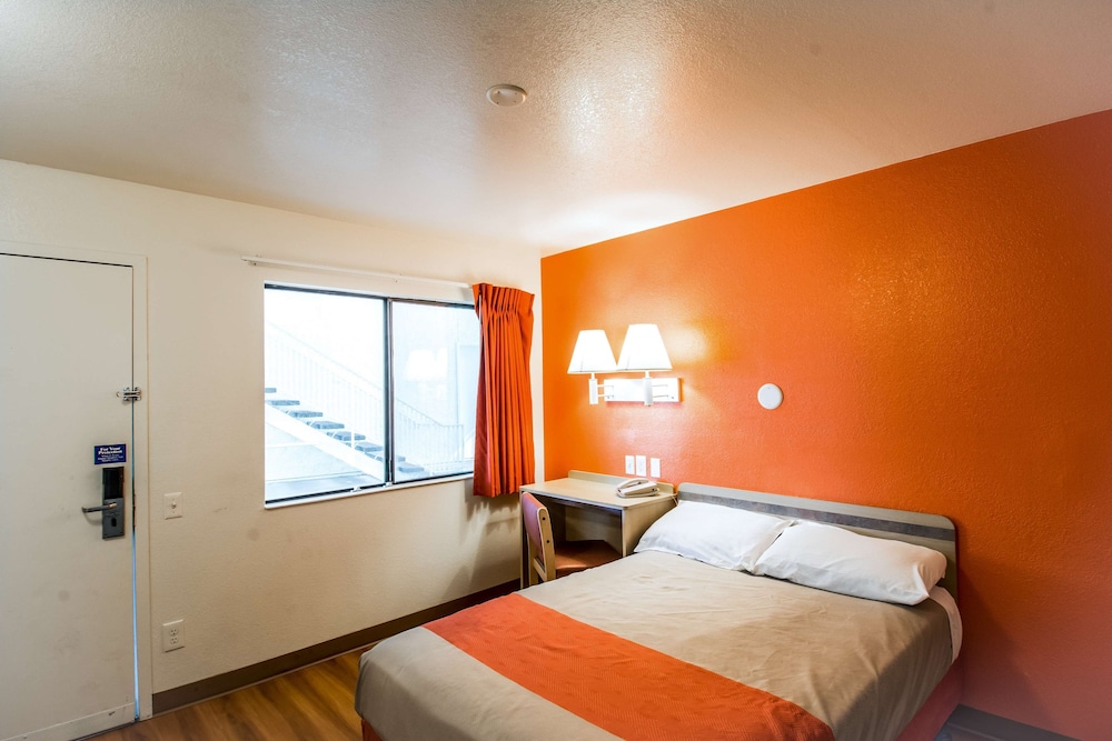Motel6 Redding, CA - North 15/36