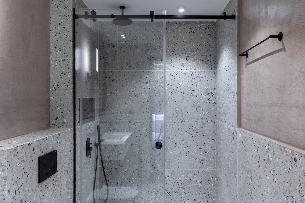 The Athenians Art Apartments 50/50