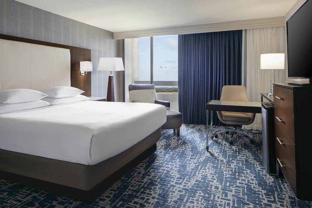 Room, King Bed, Runway View