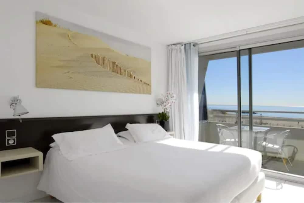 ROOM, DOUBLE BED, OCEAN FRONT