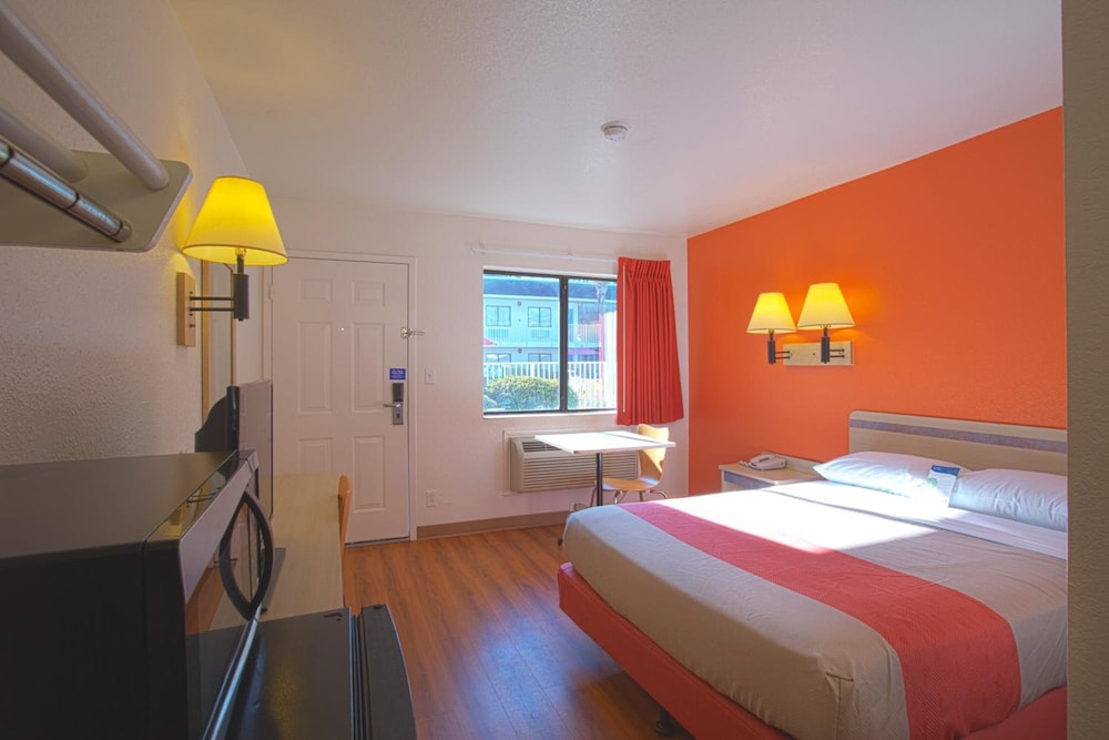 STANDARD, QUEEN BED